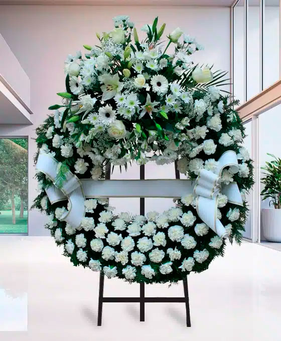 Corona Funeraria de claveles blancos para Tanatorio Pinto